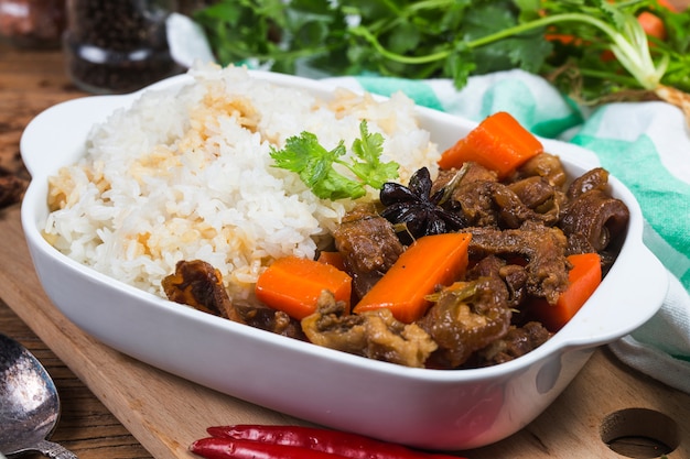 Un plato de arroz con solomillo sobre la mesa