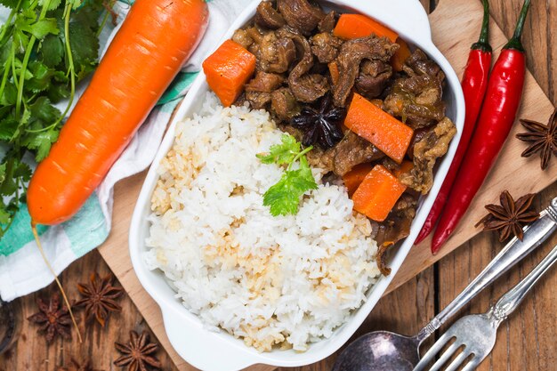 Un plato de arroz con solomillo sobre la mesa