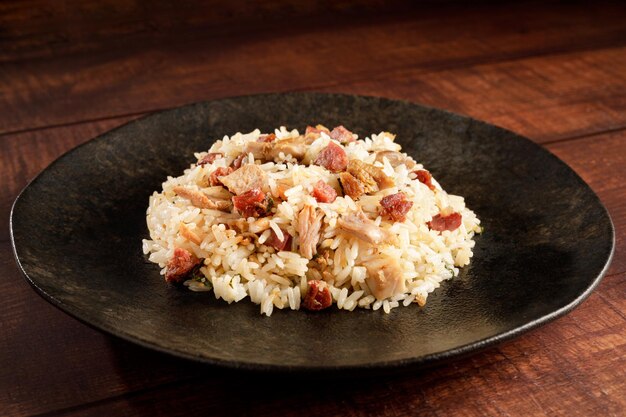 Plato de arroz con trozos de jarrete y tocino