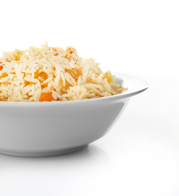 Plato de arroz vegetariano aislado en blanco