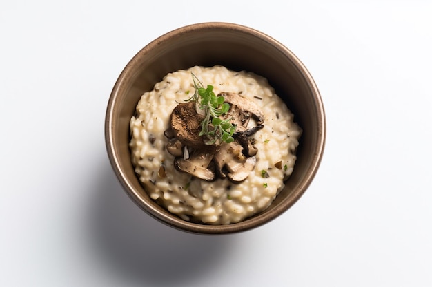 Un plato de avena con champiñones encima