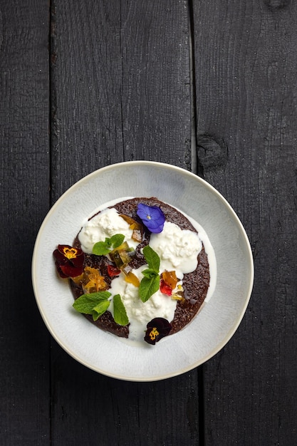 Un plato con avena y frutas confitadas