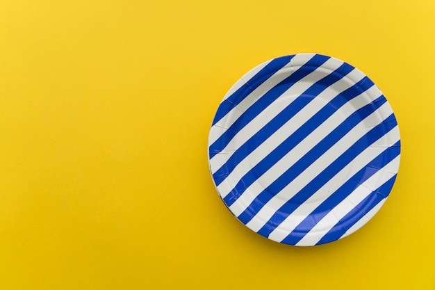 Foto plato azul y blanco