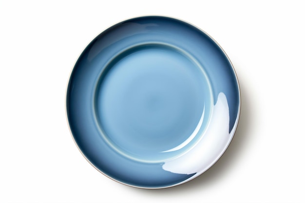 un plato azul con un borde blanco sobre una superficie blanca