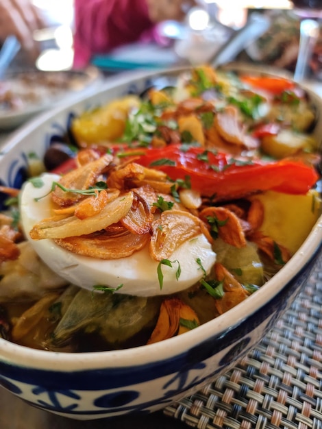 Plato de bacalao con huevos y salsa