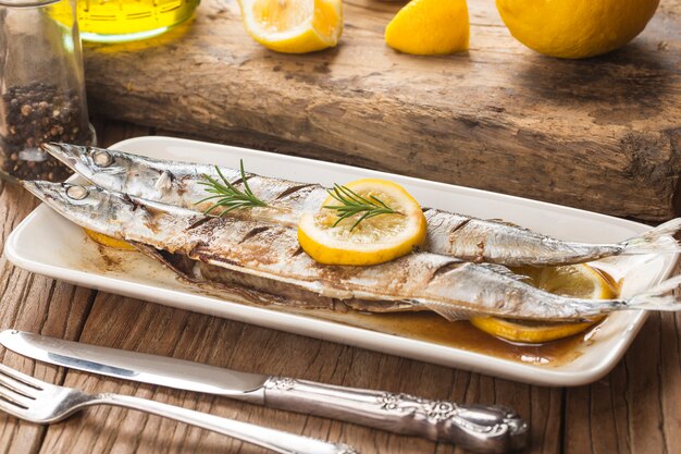 Un plato de barbacoa fresca saury