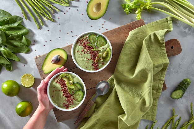 Plato de batidos dietéticos a base de aguacate, pepino y verduras