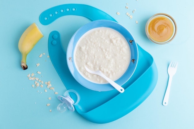 Plato de bebé con gachas de avena en azul.