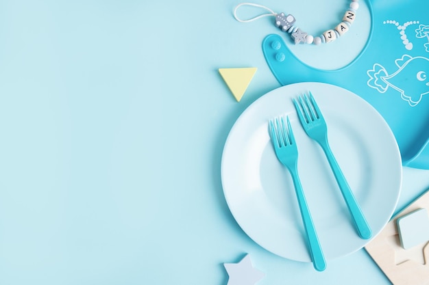 Foto plato de bebé con gachas de avena en azul.