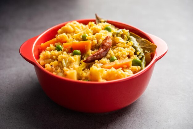 Plato bengalí khichdi o khichuri hecho de una combinación de lentejas y arroz y verduras