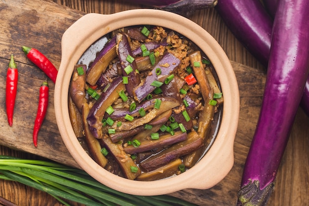 Un plato de berenjena estofada