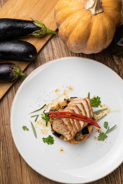 Plato de berenjena en un restaurante sobre una mesa de madera