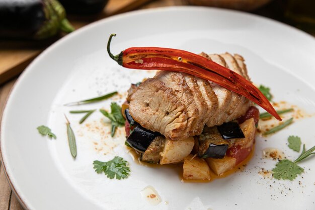 Plato de berenjena en un restaurante sobre una mesa de madera