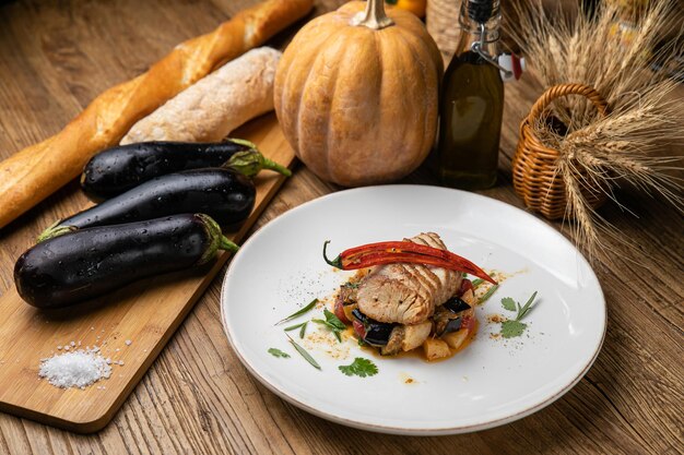 Plato de berenjena en un restaurante sobre una mesa de madera