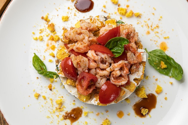 Plato de berenjena en un restaurante sobre una mesa de madera