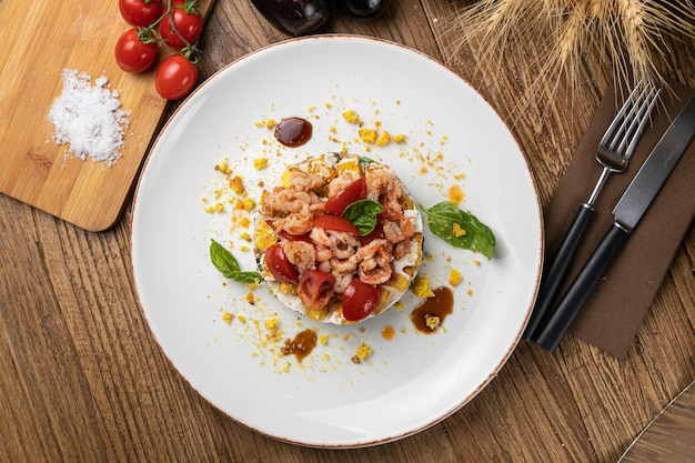 Plato de berenjena en un restaurante sobre una mesa de madera