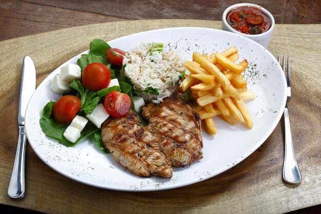 Plato con bistec a la parrilla arroz ensalada de patatas Picanha