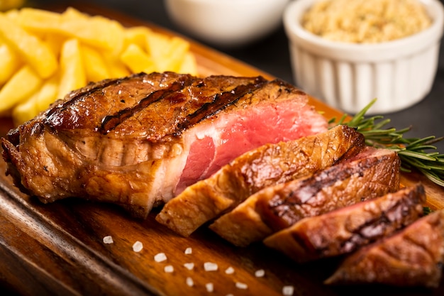 Plato con bistec a la parrilla y papas fritas