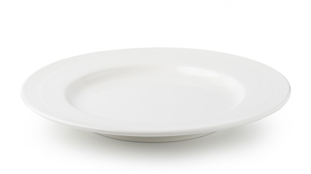 Plato blanco aislado en blanco