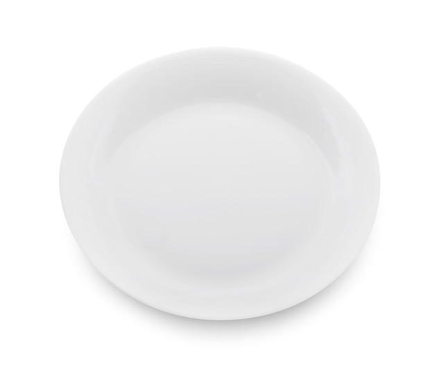 Plato blanco aislado en superficie blanca.