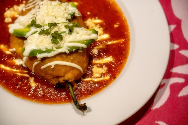 Plato blanco con chile relleno mexicano chile relleno y copyspace