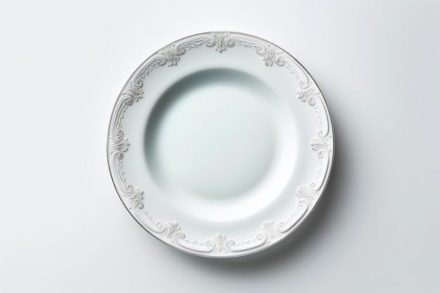 Un plato blanco con un diseño floral.