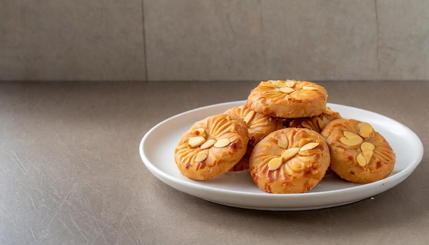 un plato blanco de galletas de almendra chinas en una mesa interior