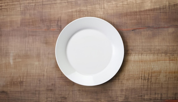 Plato blanco limpio en blanco sobre fondo de madera oscura Invitación de comida Listo para servir y cocinar fresco