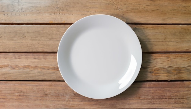 Plato blanco limpio en blanco sobre fondo de madera oscura Invitación de comida Listo para servir y cocinar fresco