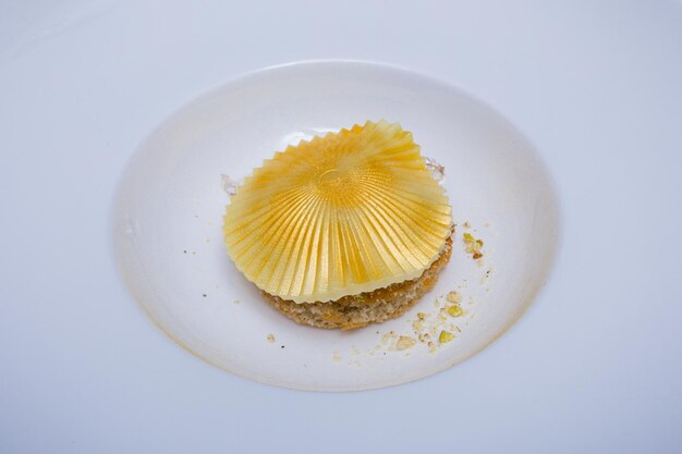 Foto un plato blanco con un pedazo de pastel en él