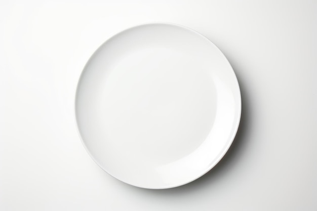 Un plato blanco en una superficie blanca