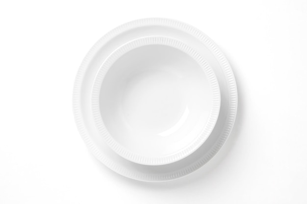 Plato blanco y tazón aislado en blanco