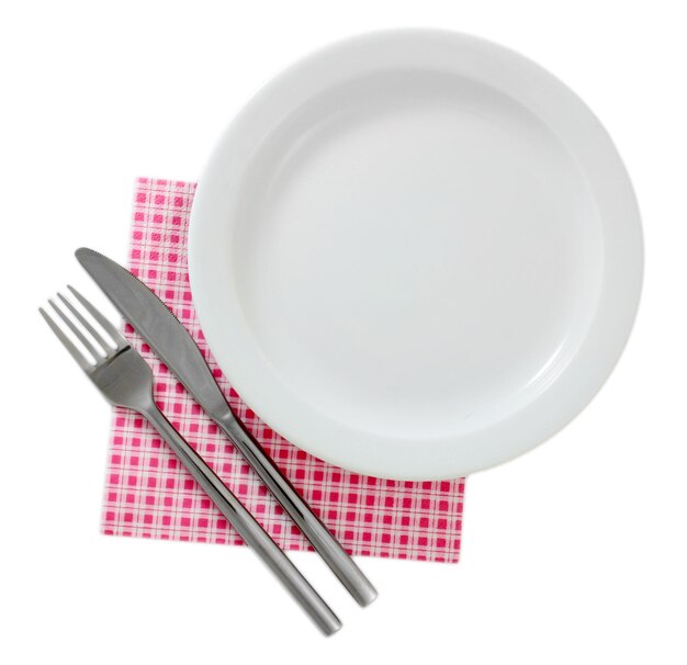 Plato blanco vacío con tenedor y cuchillo aislado en blanco