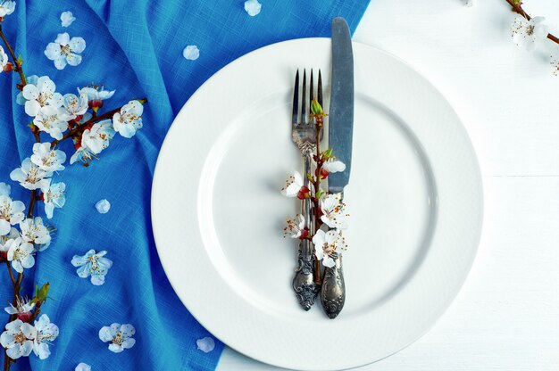 Plato blanco vacío con un tenedor y un cuchillo