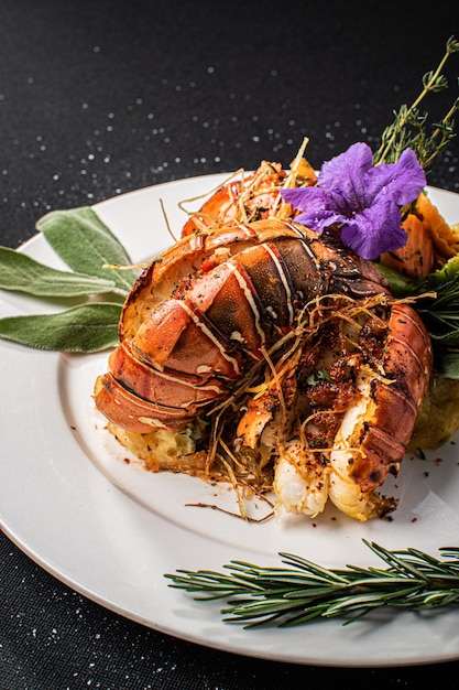 Plato de bogavante con verduras marisco