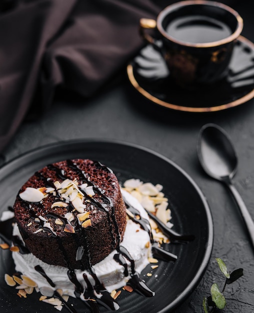 Plato con brownies frescos y helado en plato negro