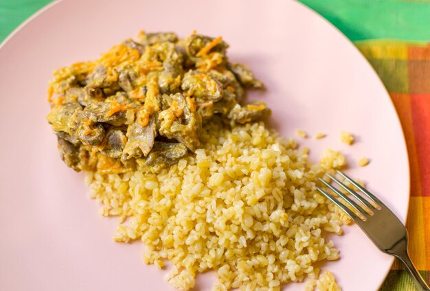 Un plato de bulgur y corazones de pollo.