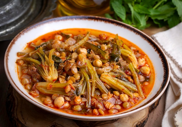 Plato de cabeza de espinaca o sopa de cabeza de Espinaca Es un plato local Este plato que se hace en Adana Turquía también es agrio nombre turco ispanak basi corbasi o yemegi