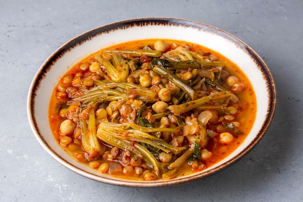 Plato de cabeza de espinaca o sopa de cabeza de espinaca. Es un plato local. Este plato, que se hace en Adana, Turquía, también es amargo. nombre turco; ispanak basi corbasi o yemegi