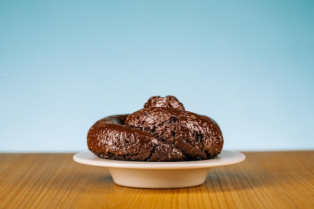 Un plato de caca El concepto de alimentación saludable