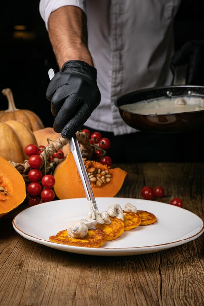 un plato de calabaza preparado por un chef en un restaurante