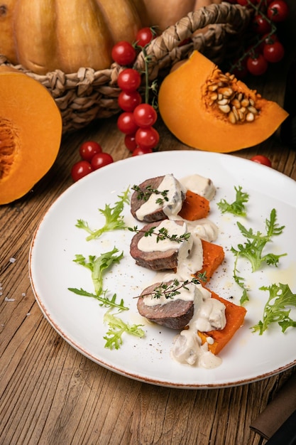 un plato de calabaza preparado por un chef en un restaurante