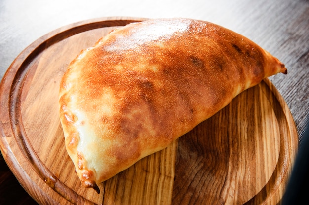 Plato de calzone italiano tradicional