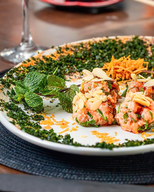 Un plato de camarones con guarnición de hierbas verdes.