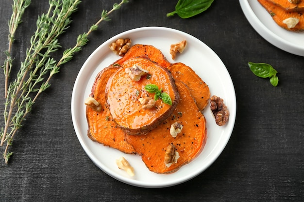 Plato con camote cocido en la mesa