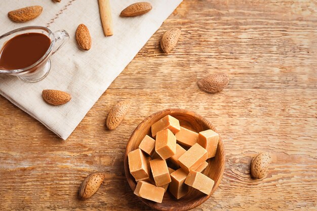 Plato con caramelos dulces en mesa de madera