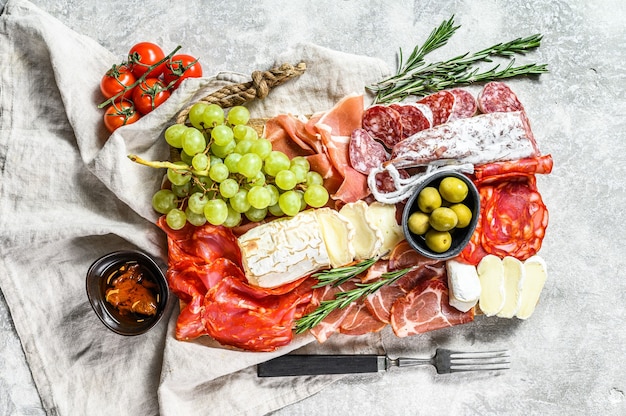 Plato de carne con aceitunas y tomates