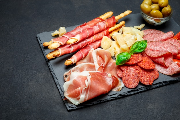 Plato de carne ahumada fría con chuletas de cerdo, jamón, salami y palitos de pan