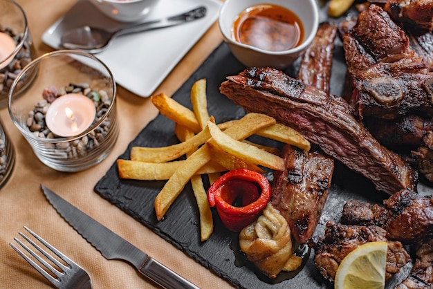 Plato de carne cocinada a la parrilla al estilo argentino