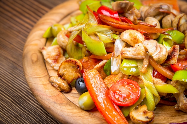 Plato con carne de conejo con verduras